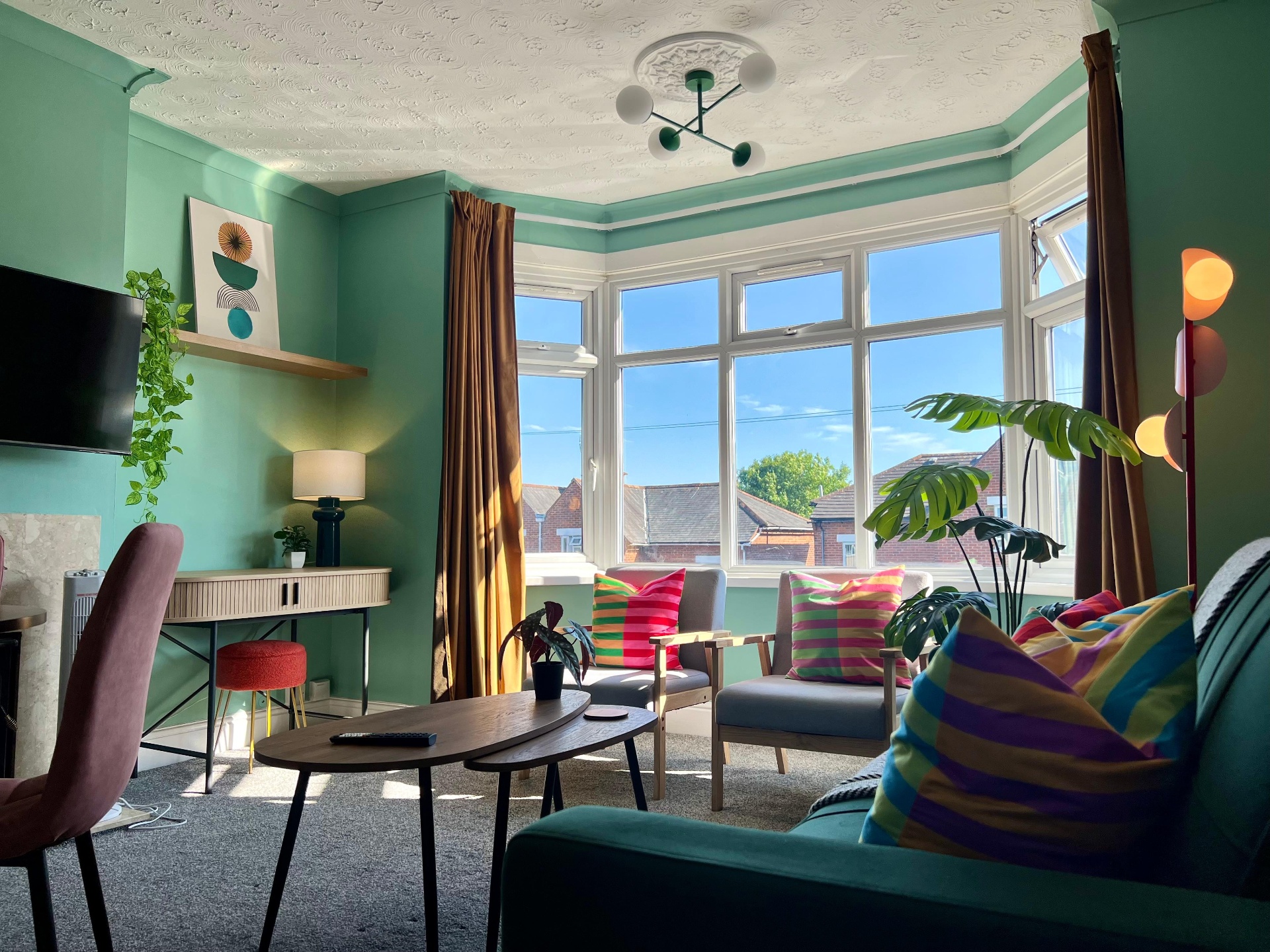 One-Bed Apartment Serviced Accommodation — image 1